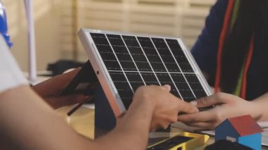 İki mimar planları analiz ediyor ve ofis ortamındaki bir inşaat projesi hakkında detaylı bir tartışmaya girişiyorlar.