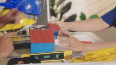 İki mimar planları analiz ediyor ve ofis ortamındaki bir inşaat projesi hakkında detaylı bir tartışmaya girişiyorlar.