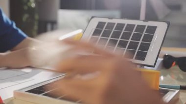 İki mimar planları analiz ediyor ve ofis ortamındaki bir inşaat projesi hakkında detaylı bir tartışmaya girişiyorlar.