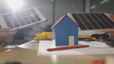 İki mimar planları analiz ediyor ve ofis ortamındaki bir inşaat projesi hakkında detaylı bir tartışmaya girişiyorlar.