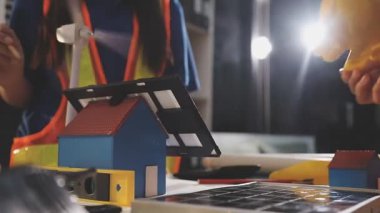 İki mimar planları analiz ediyor ve ofis ortamındaki bir inşaat projesi hakkında detaylı bir tartışmaya girişiyorlar.