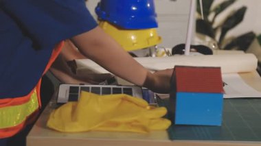 İki mimar planları analiz ediyor ve ofis ortamındaki bir inşaat projesi hakkında detaylı bir tartışmaya girişiyorlar.