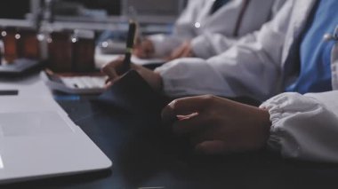 Doktor ekibi sağlık ofisinde toplantı yapıyor.