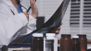 Doktor ekibi sağlık ofisinde toplantı yapıyor.