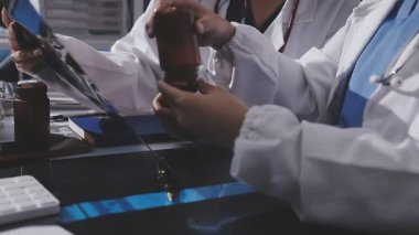 Doktor ekibi sağlık ofisinde toplantı yapıyor.