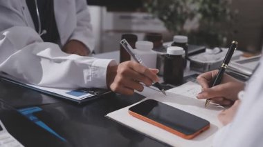 Doktor ekibi sağlık ofisinde toplantı yapıyor.