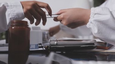 Doktor ekibi sağlık ofisinde toplantı yapıyor.