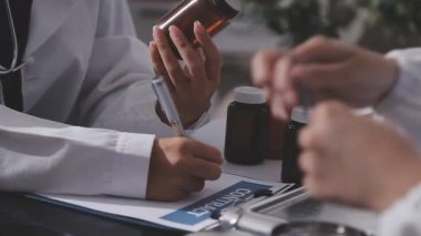 Doktor ekibi sağlık ofisinde toplantı yapıyor.