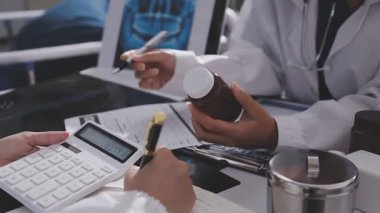 Doktor ekibi sağlık ofisinde toplantı yapıyor.