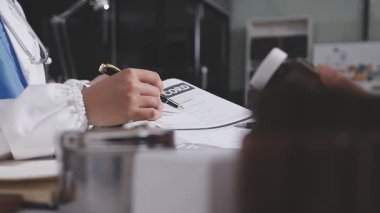 Doktor ekibi sağlık ofisinde toplantı yapıyor.