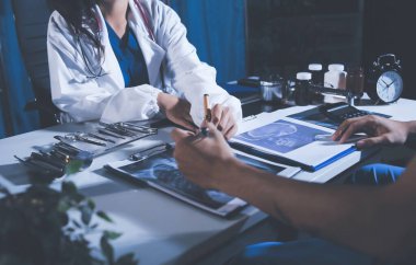 Doktorlar tedavi seçeneklerini tartışmak ve iş arkadaşlarıyla deneyimleri paylaşmak için hastanede toplanıyorlar..