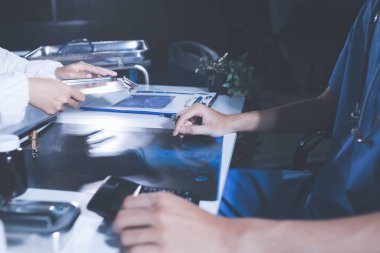 Doktorlar tedavi seçeneklerini tartışmak ve iş arkadaşlarıyla deneyimleri paylaşmak için hastanede toplanıyorlar..