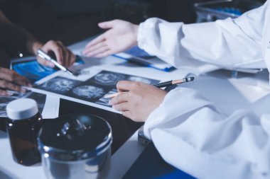 Doktorlar tedavi seçeneklerini tartışmak ve iş arkadaşlarıyla deneyimleri paylaşmak için hastanede toplanıyorlar..