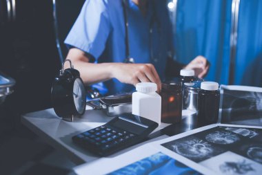 Doktorlar tedavi seçeneklerini tartışmak ve iş arkadaşlarıyla deneyimleri paylaşmak için hastanede toplanıyorlar..