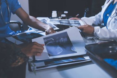 Doktorlar tedavi seçeneklerini tartışmak ve iş arkadaşlarıyla deneyimleri paylaşmak için hastanede toplanıyorlar..