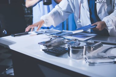 Doktorlar tedavi seçeneklerini tartışmak ve iş arkadaşlarıyla deneyimleri paylaşmak için hastanede toplanıyorlar..