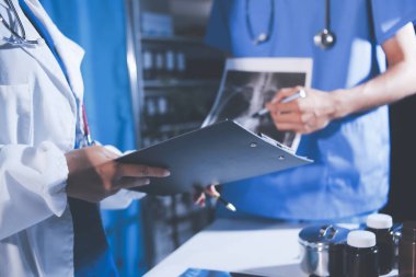 Doktorlar tedavi seçeneklerini tartışmak ve iş arkadaşlarıyla deneyimleri paylaşmak için hastanede toplanıyorlar..