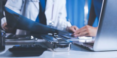 Doktorlar tedavi seçeneklerini tartışmak ve iş arkadaşlarıyla deneyimleri paylaşmak için hastanede toplanıyorlar..