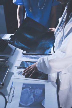 Doktorlar tedavi seçeneklerini tartışmak ve iş arkadaşlarıyla deneyimleri paylaşmak için hastanede toplanıyorlar..