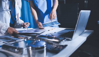 Doktorlar tedavi seçeneklerini tartışmak ve iş arkadaşlarıyla deneyimleri paylaşmak için hastanede toplanıyorlar..