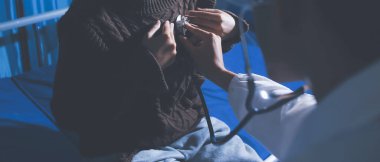 Ev bakımı hemşiresi ve yaşlılar kardiyoloji sağlık hizmetleri. Genç İspanyol kadın doktor hemşirenin yakın çekimleri sırasında steteskop kullanarak olgun beyaz hasta kalp atışlarını kontrol et.