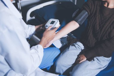 Doktor önlemler kan basıncı hastaya