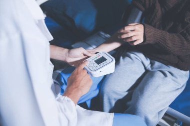 Doktor önlemler kan basıncı hastaya