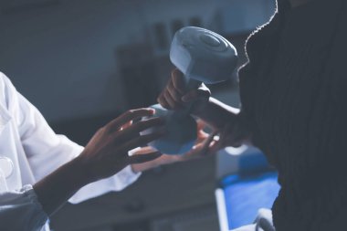 Evde dambıl kullanarak fizyoterapist eğitimi alan yaşlı bir kadın. Terapist, huzurevi egzersizlerinde yaşlı kadına yardım ediyor. Yaşlı bir hasta kollarını uzatmış halterler kullanıyor..