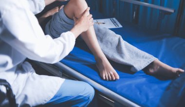 Rehabilitasyon terapisi, rehabilitasyon merkezlerinde çalışan profesyonel erkek fizyoterapistler, erkek hastaların bacak ve kas ağrılarını tedavi ederken,.