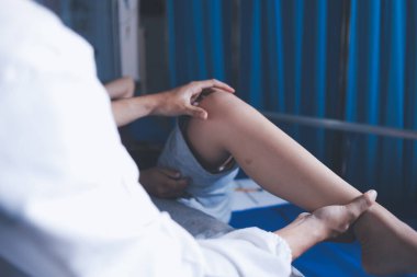 Rehabilitasyon terapisi, rehabilitasyon merkezlerinde çalışan profesyonel erkek fizyoterapistler, erkek hastaların bacak ve kas ağrılarını tedavi ederken,.