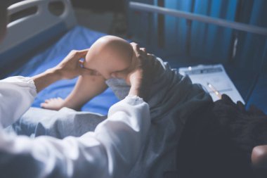 Rehabilitasyon terapisi, rehabilitasyon merkezlerinde çalışan profesyonel erkek fizyoterapistler, erkek hastaların bacak ve kas ağrılarını tedavi ederken,.