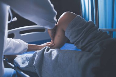 Rehabilitasyon terapisi, rehabilitasyon merkezlerinde çalışan profesyonel erkek fizyoterapistler, erkek hastaların bacak ve kas ağrılarını tedavi ederken,.