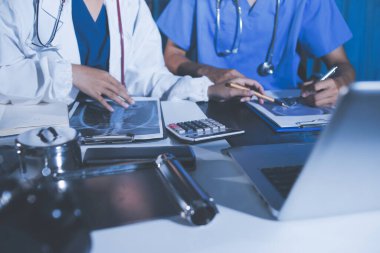 Doktorlar tedavi seçeneklerini tartışmak ve iş arkadaşlarıyla deneyimleri paylaşmak için hastanede toplanıyorlar..