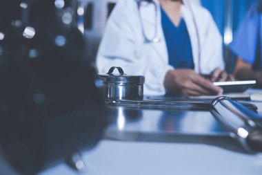 Doktorlar tedavi seçeneklerini tartışmak ve iş arkadaşlarıyla deneyimleri paylaşmak için hastanede toplanıyorlar..