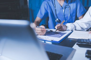 Doktorlar tedavi seçeneklerini tartışmak ve iş arkadaşlarıyla deneyimleri paylaşmak için hastanede toplanıyorlar..