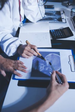 Doktorlar tedavi seçeneklerini tartışmak ve iş arkadaşlarıyla deneyimleri paylaşmak için hastanede toplanıyorlar..