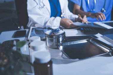 Doktorlar tedavi seçeneklerini tartışmak ve iş arkadaşlarıyla deneyimleri paylaşmak için hastanede toplanıyorlar..