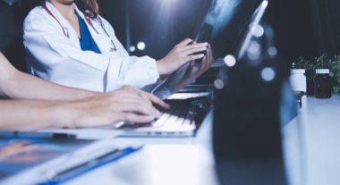 Doktorlar tedavi seçeneklerini tartışmak ve iş arkadaşlarıyla deneyimleri paylaşmak için hastanede toplanıyorlar..