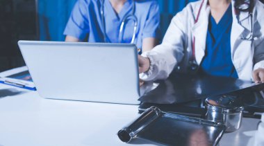 Doktorlar tedavi seçeneklerini tartışmak ve iş arkadaşlarıyla deneyimleri paylaşmak için hastanede toplanıyorlar..