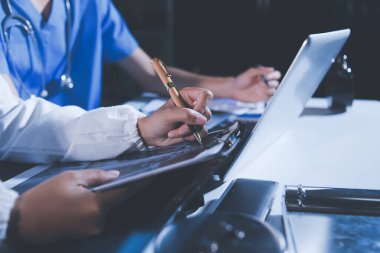 Doktorlar tedavi seçeneklerini tartışmak ve iş arkadaşlarıyla deneyimleri paylaşmak için hastanede toplanıyorlar..