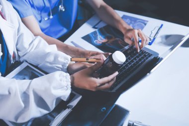 Doktorlar tedavi seçeneklerini tartışmak ve iş arkadaşlarıyla deneyimleri paylaşmak için hastanede toplanıyorlar..