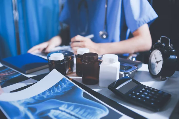 Doktorlar tedavi seçeneklerini tartışmak ve iş arkadaşlarıyla deneyimleri paylaşmak için hastanede toplanıyorlar..