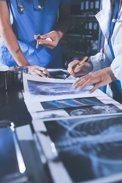 Doktorlar tedavi seçeneklerini tartışmak ve iş arkadaşlarıyla deneyimleri paylaşmak için hastanede toplanıyorlar..
