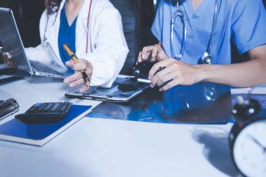 Doktorlar tedavi seçeneklerini tartışmak ve iş arkadaşlarıyla deneyimleri paylaşmak için hastanede toplanıyorlar..