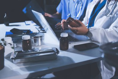 Doktorlar tedavi seçeneklerini tartışmak ve iş arkadaşlarıyla deneyimleri paylaşmak için hastanede toplanıyorlar..