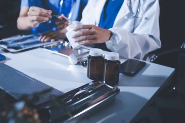 Doktorlar tedavi seçeneklerini tartışmak ve iş arkadaşlarıyla deneyimleri paylaşmak için hastanede toplanıyorlar..