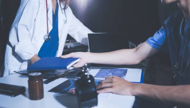 Doktorlar tedavi seçeneklerini tartışmak ve iş arkadaşlarıyla deneyimleri paylaşmak için hastanede toplanıyorlar..