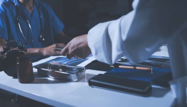 Doktorlar tedavi seçeneklerini tartışmak ve iş arkadaşlarıyla deneyimleri paylaşmak için hastanede toplanıyorlar..