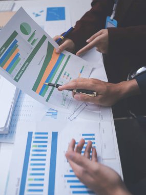 Muhasebe şirketi kârlı nakit akışı için finansman ve vergilendirme planlaması, ofiste çalışan denetçi ve muhasebeci ekibi, mali verileri ve muhasebe kayıtlarını hesap makinesiyle analiz eder