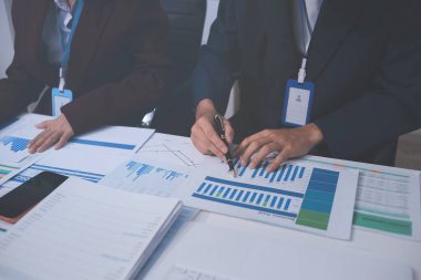 Muhasebe şirketi kârlı nakit akışı için finansman ve vergilendirme planlaması, ofiste çalışan denetçi ve muhasebeci ekibi, mali verileri ve muhasebe kayıtlarını hesap makinesiyle analiz eder